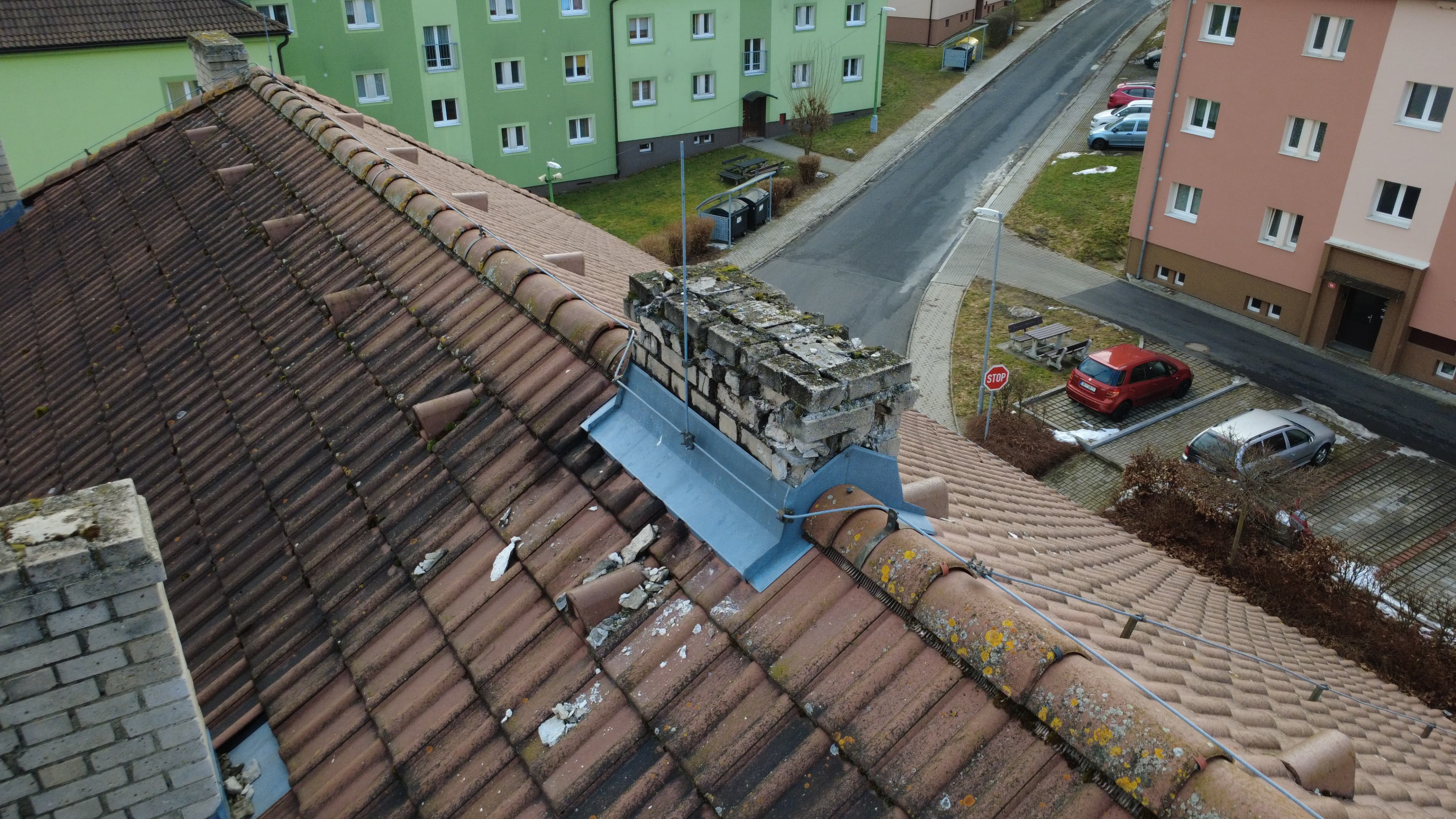 Komín v havarijním stavu před odstraněním.