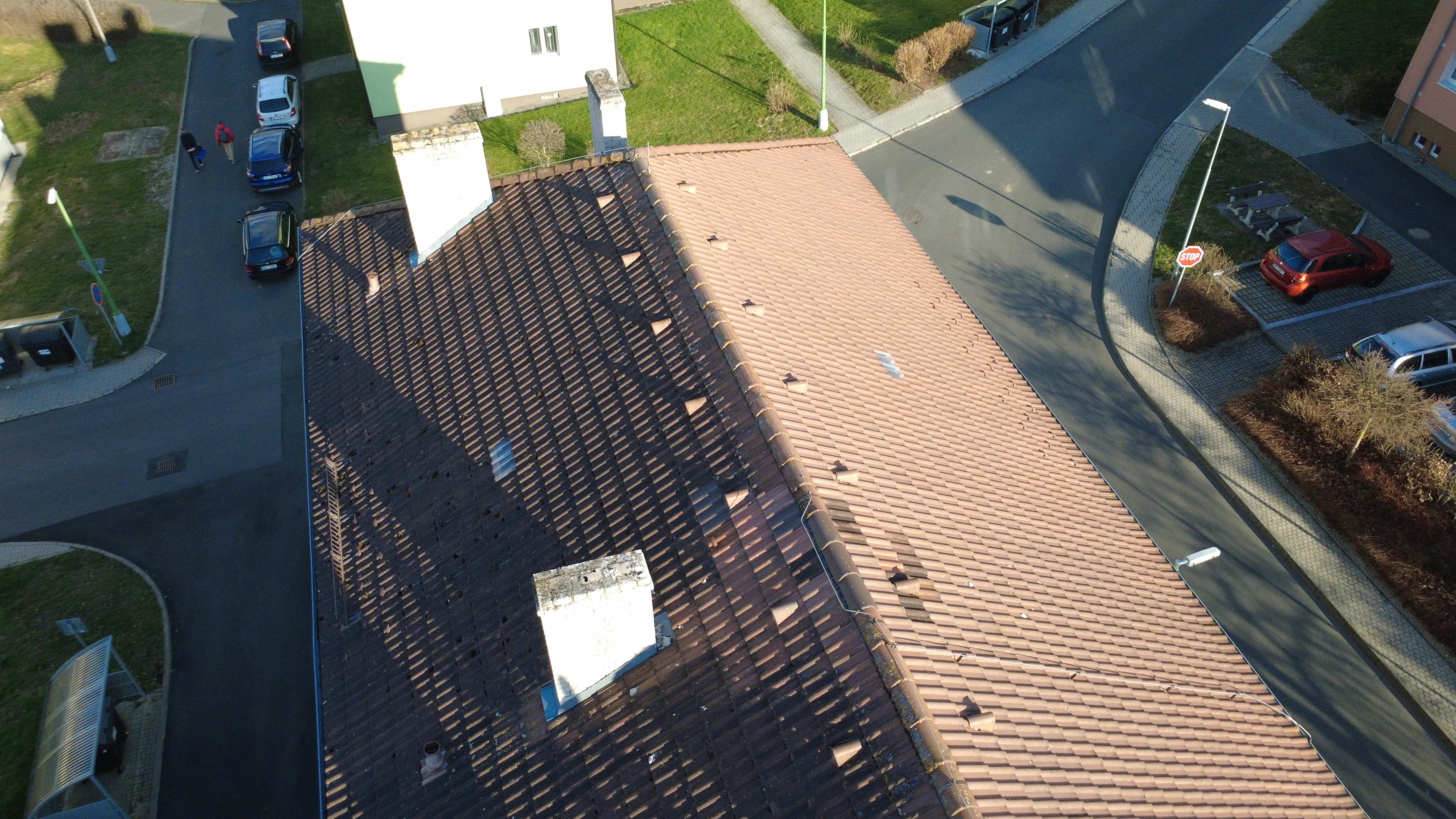 Střecha po opravě komínu a navazujících detailů v Březové.