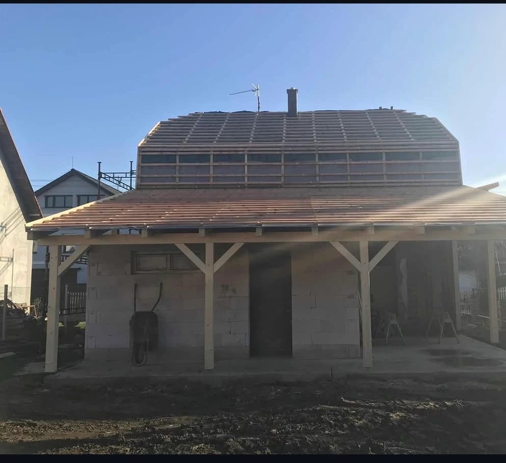 Střešní plášť a přístavba během přípravy rekonstrukce.