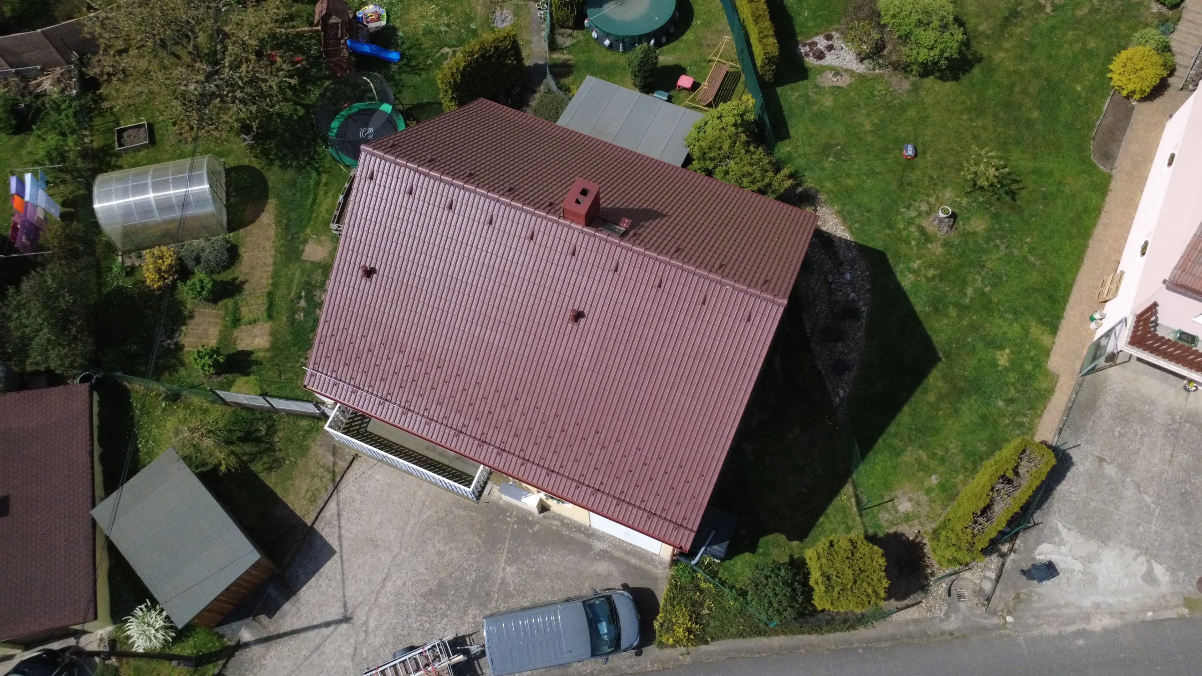 Dokončená střecha s novou tvrdou krytinou a protisněhovými zábranami.