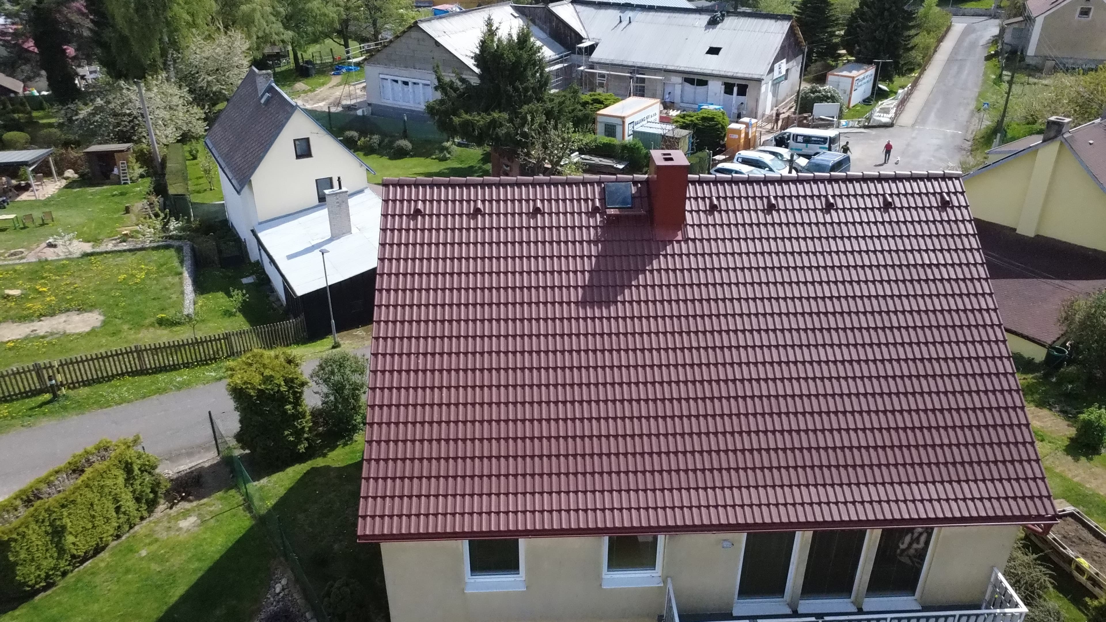 Letecký pohled na dokončenou rekonstrukci střechy v Krajkové.