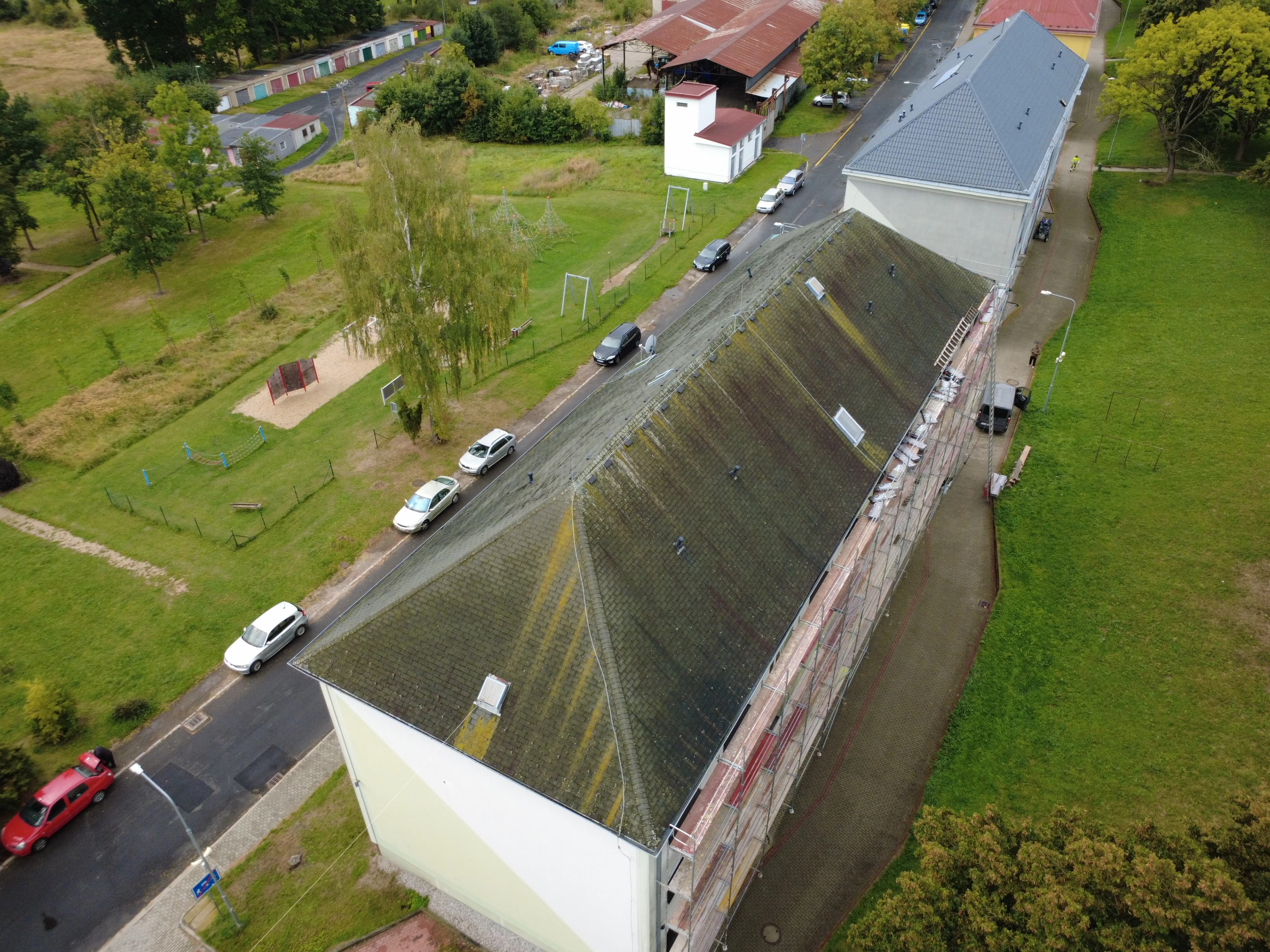 Bytový dům v Habartově s původní šindelovou krytinou před rekonstrukcí.