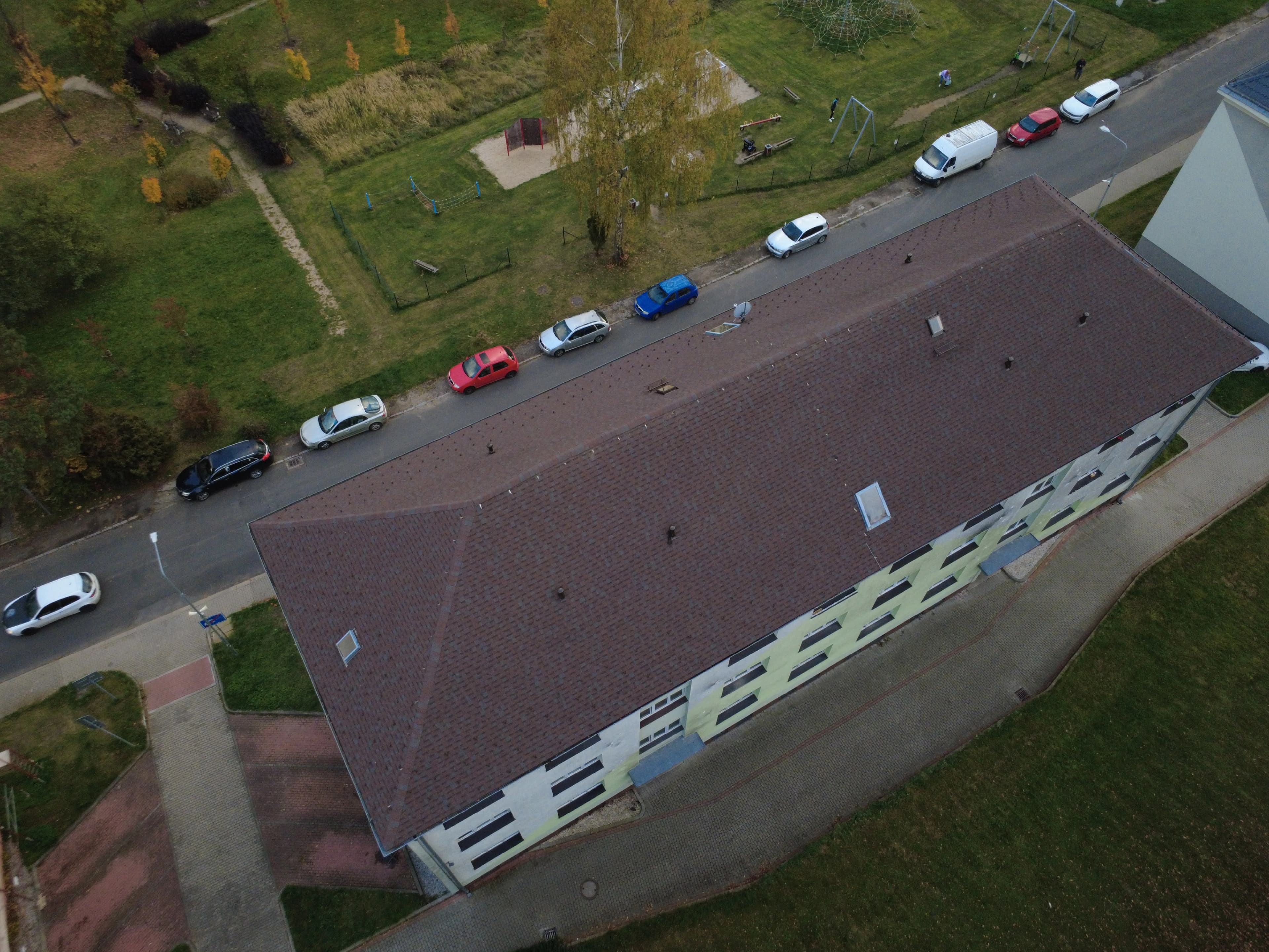 Bytový dům v Habartově po pokládce laminovaného šindele IKO Cambridge.